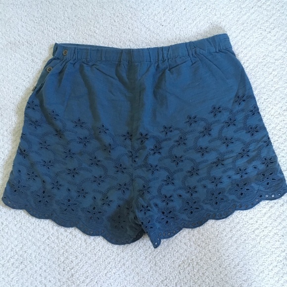High waisted eyelet blue shorts - Picture 2 of 5